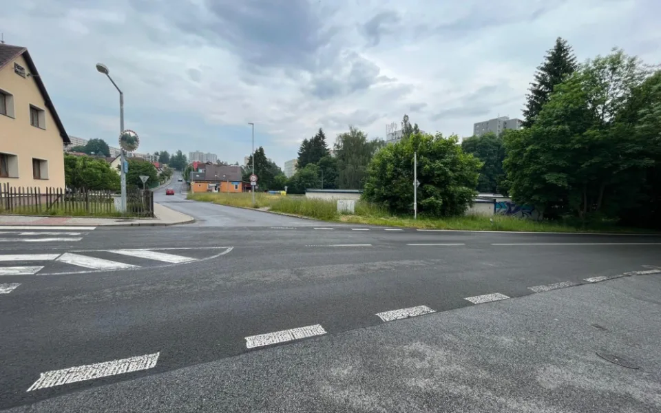 Opilá řidička kličkovala Pavlovicemi, jela si pro další alkohol. Svědek jí na křižovatce vzal klíčky