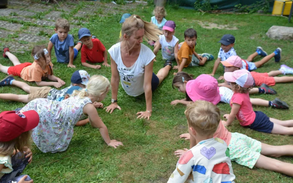 Kamila Nemeš Bobková při aktivitách s dětmi.