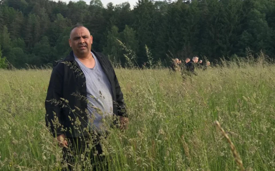 Odsouzení pomáhali vyhánět srny z luk, aby je uchránili před sekačkami.