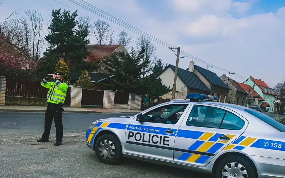 Řídil rychle, pod vlivem drog a se zákazem. Policejní hlídce se navíc vydával za svého bratra