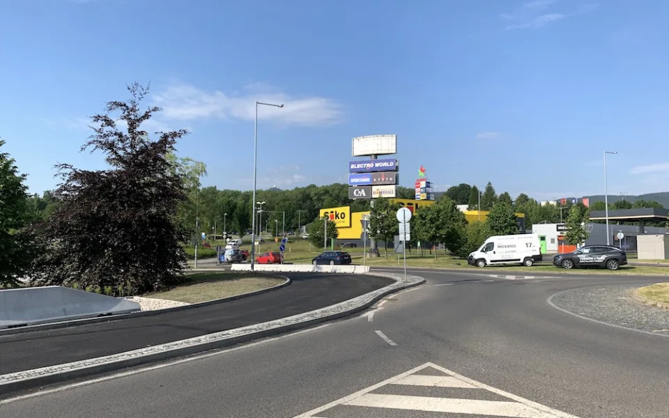 Dopravní napojení ke Globusu v Liberci by měl zlepšit nový jízdní pruh. Hotový má být ještě v červnu