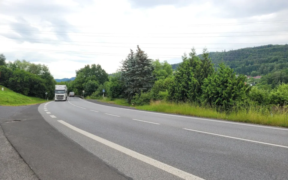 Silnice u Turnova, Na kamenici, kde začala stavba chodníku.