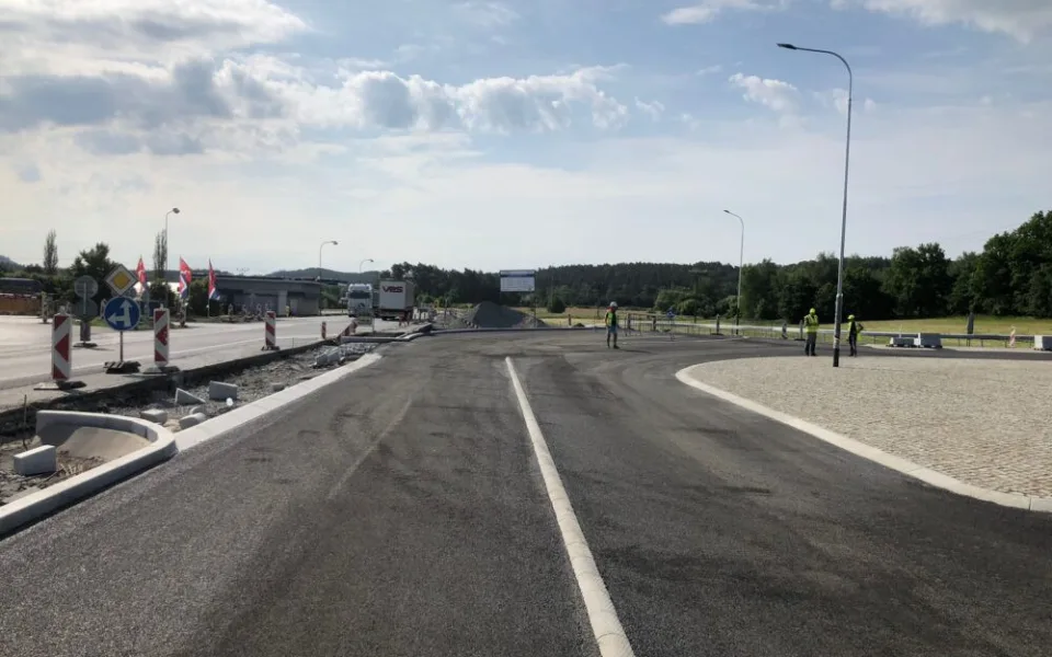 V Jestřebí dokončují stavbu kruhového objezdu. Vyjde na 44 milionů korun