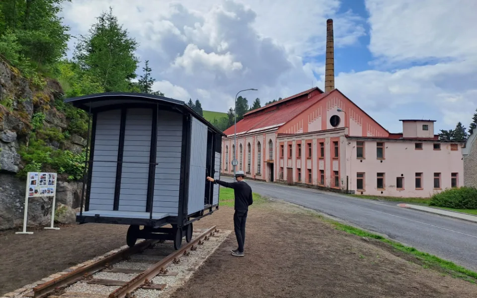 Nákladní vagónek u překladiště.