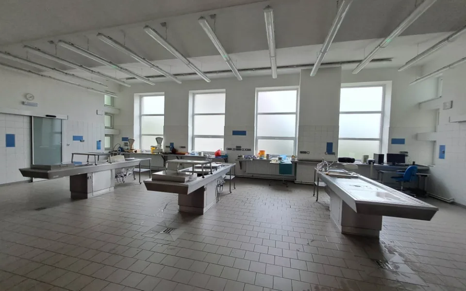 Zmodernizovaná pitevna patologie.