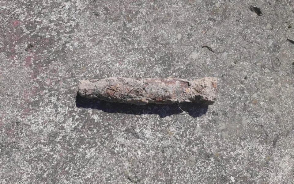 Při práci na zahradě vykopal leteckou pumu. Nakonec šlo o část hasicího přístroje