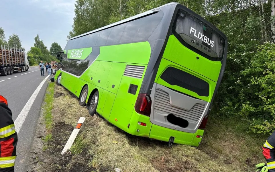 Autobus se dostal mimo silnici a hrozilo jeho převrácení.