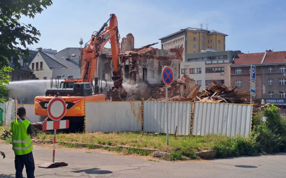 Budova na Papírovém náměstí mizí velmi rychle. 