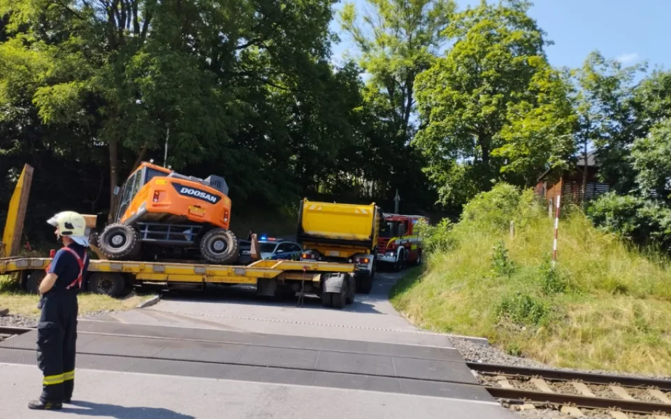 Na přejezdu ve Stráži se střetl vlak s nákladním autem, na místě jsou zranění