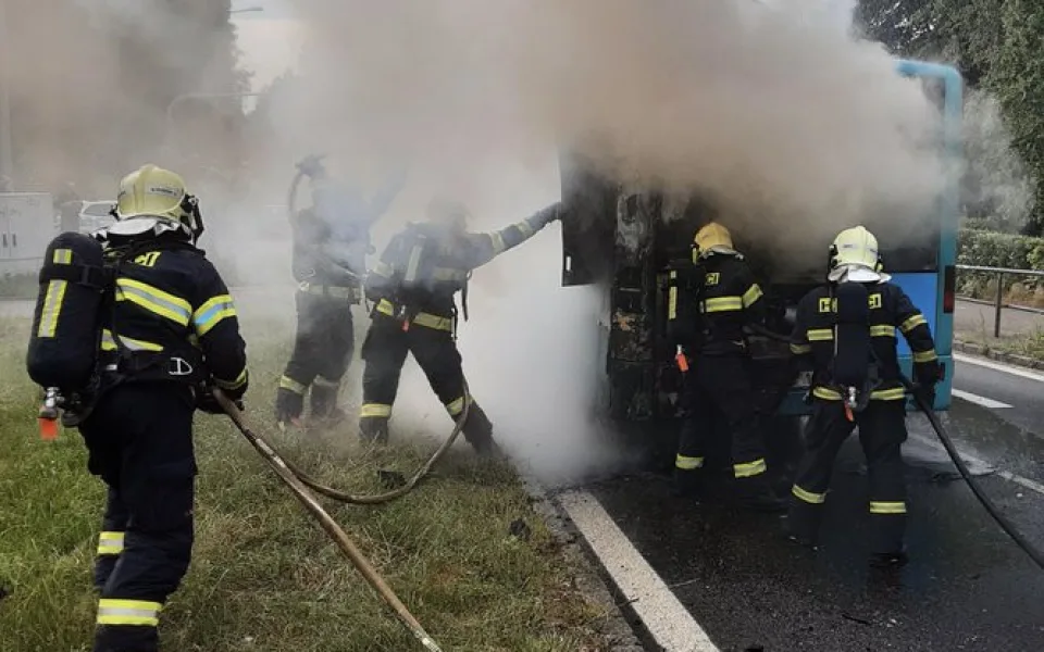 Hořící autobus zaměstnal večer liberecké hasiče.