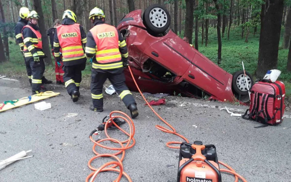 Mladý řidič otočil auto na střechu, do nemocnice ho transportoval vrtulník