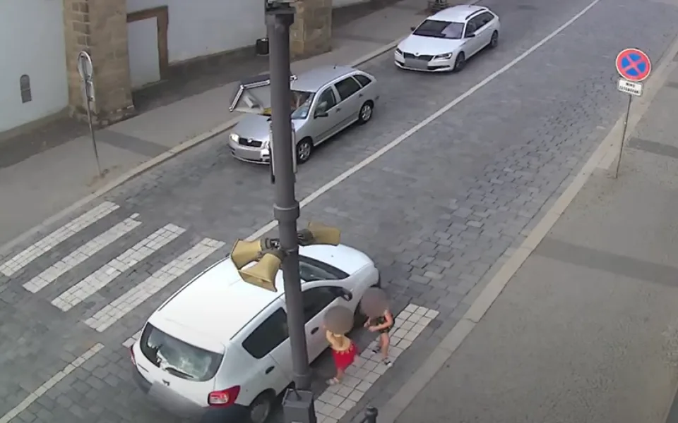 Porazil dvě dívky, následně ujel. K nehodě se ale přiznal