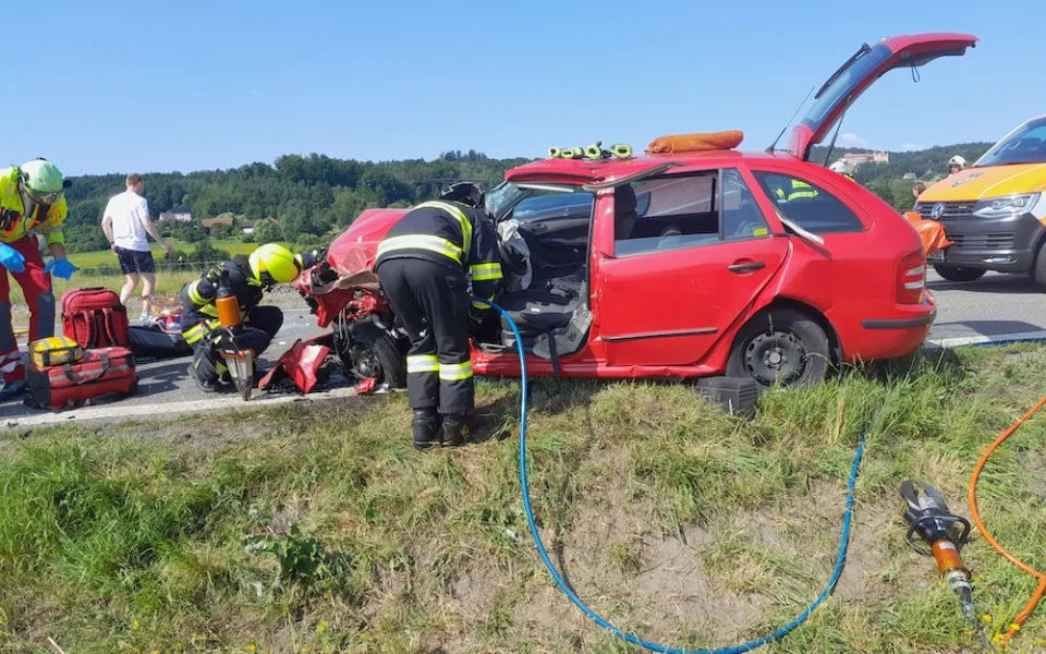 Čtyři zranění po srážce dodávky s přívěsem a auta. Jeho řidiče transportoval do nemocnice vrtulník