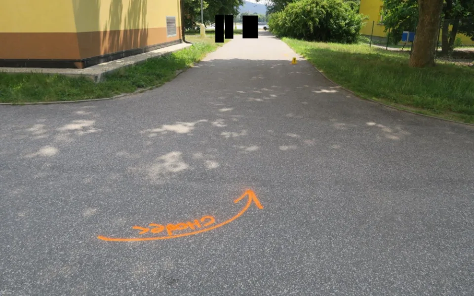 Místo srážky cyklisty s bruslařkou.