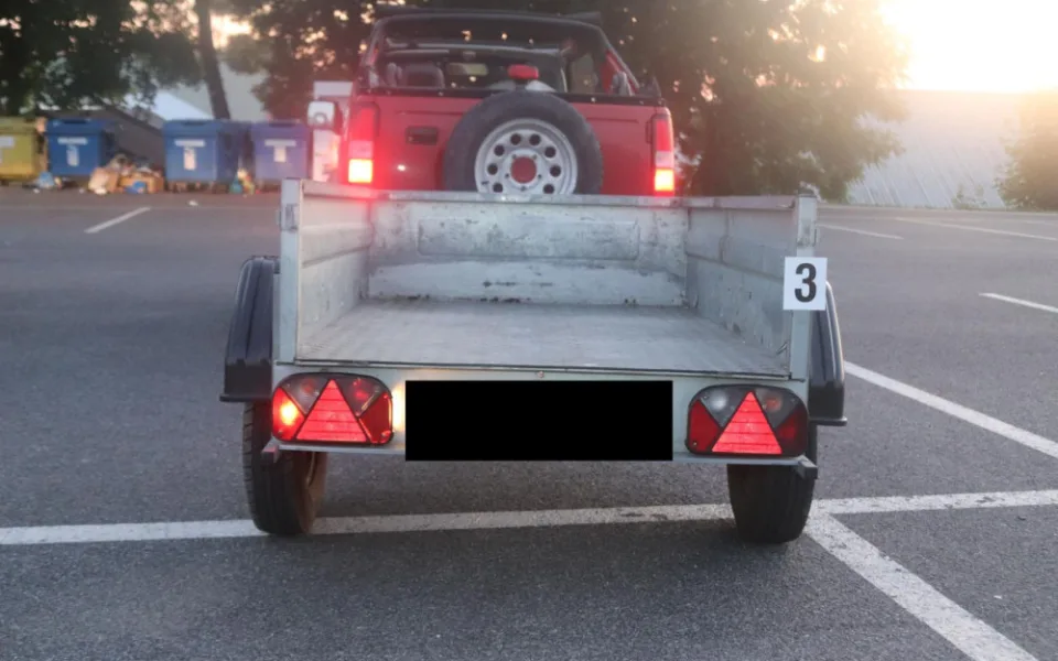 Auto, ze kterého sudy spadly.