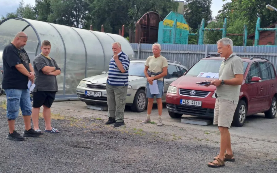 Dražba odtažených aut se odehrála na odstavném parkovišti.