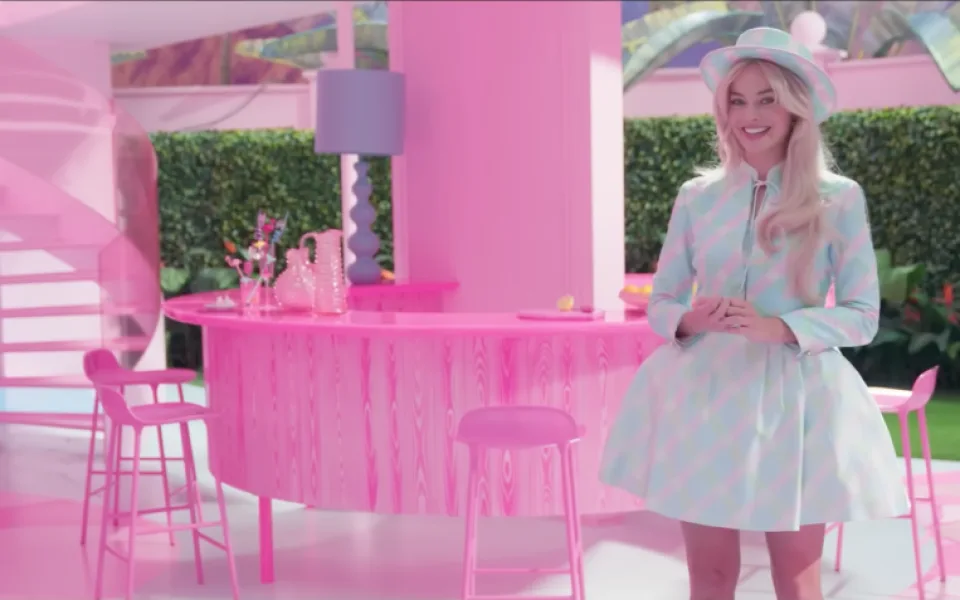 Vybavení domácnosti Barbie doplňují i skleněné džbány českých sklářů.