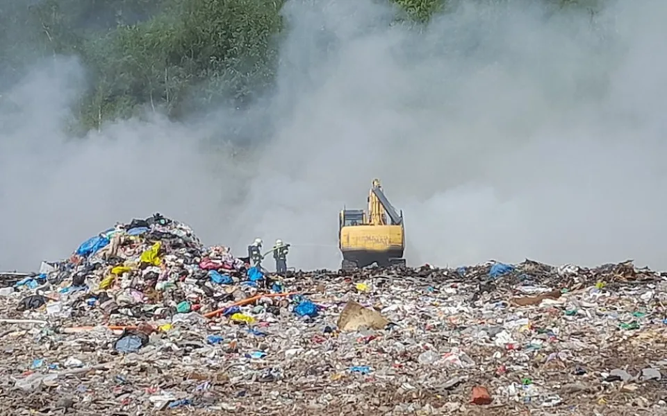 Hasiči likvidují požár skládky u Volfartic, zásah zřejmě potrvá přes noc