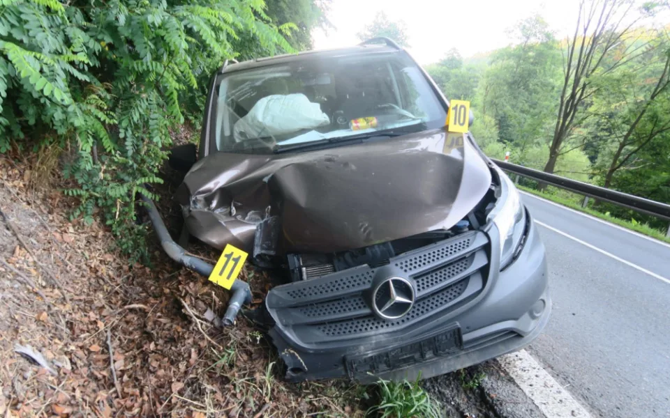 Zdemolované auto na Železnobrodsku.
