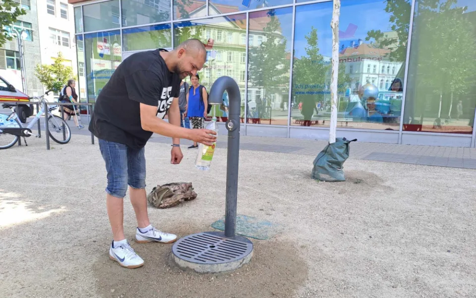 Novější pítko je v dolním centru Liberce naproti kulturnímu domu.