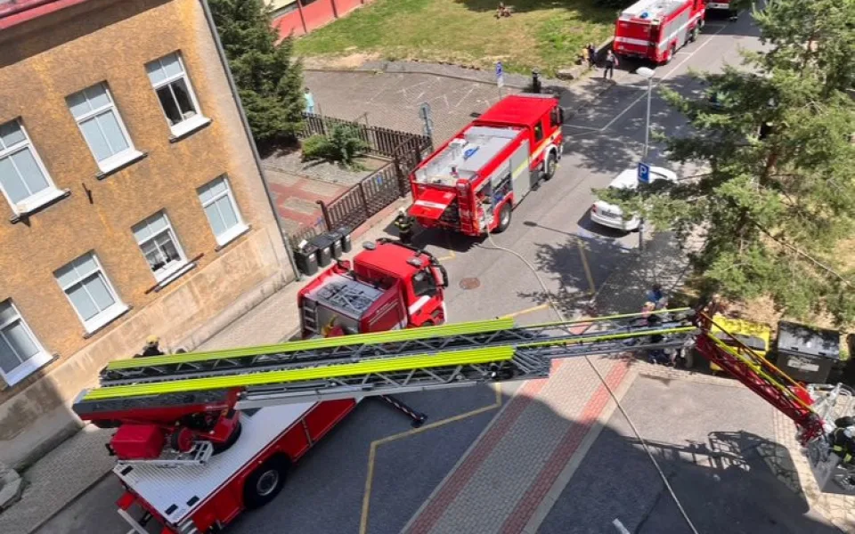 Požár panelového domu v centru Liberce. Způsobilo ho jídlo na plotně