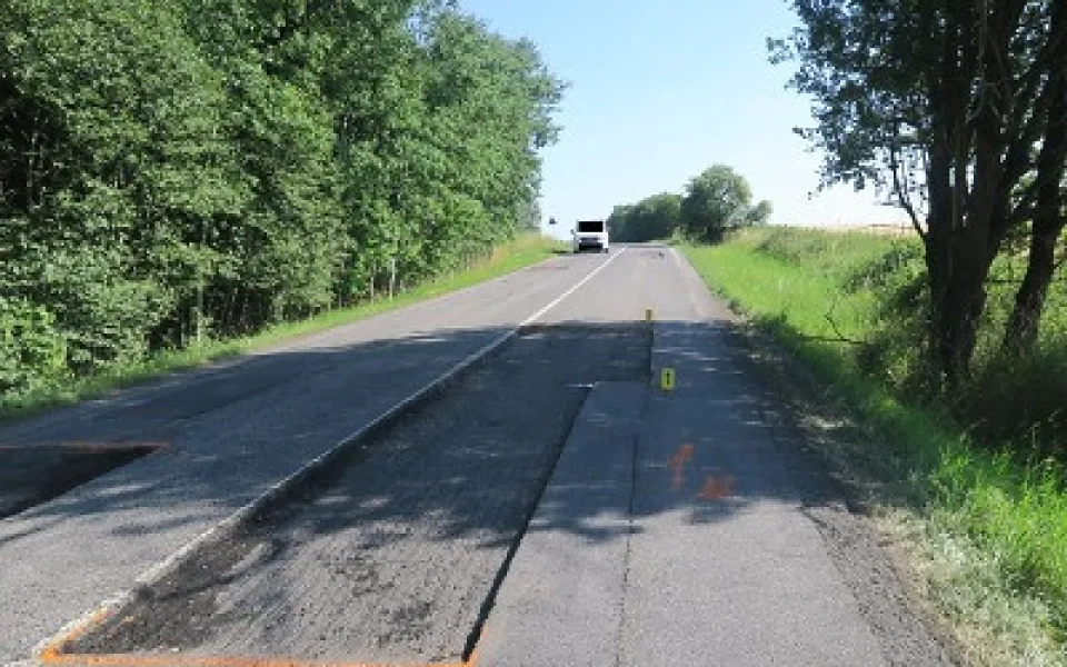 Policie hledá řidiče, který u Jenišovic ohrozil motocyklistu