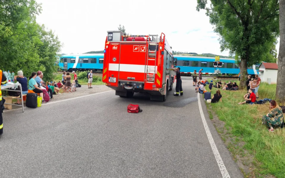 Vlak plný lidí na přejezdu v Libštátu narazil do auta. Z něj cestující stihli vystoupit