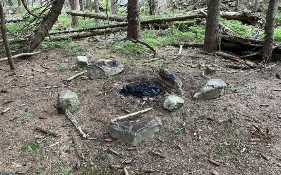 Ohniště, které zapálili turisté v Obřím dole.