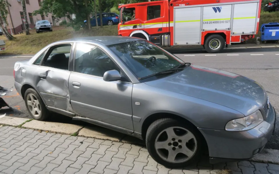 Řidička si nevšimla malého motorkáře a vjela mu rovnou do cesty