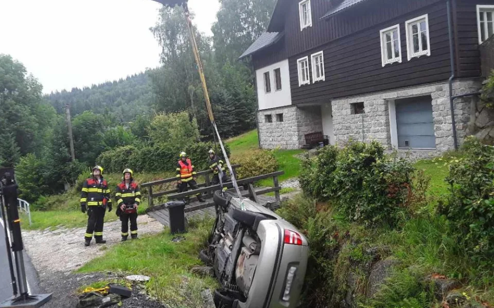 Vyprošťování automobilu z potoka.