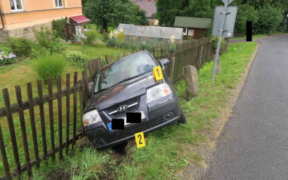 Senior nezvládl rozjíždění do kopce a naboural plot. Nadýchal přes 1,5 promile