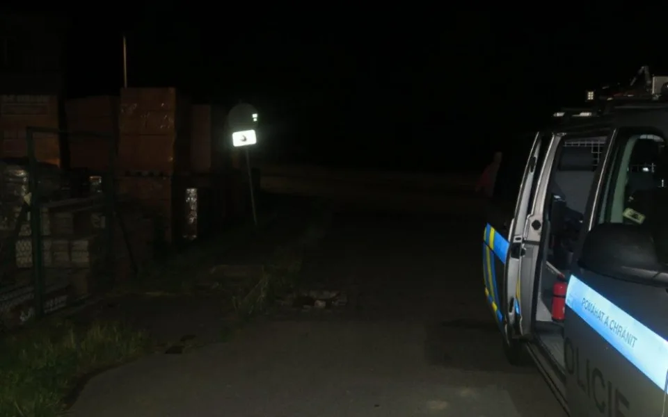 Opilý koloběžkář najel na kanál a havaroval. Se zraněním hlavy skončil v nemocnici
