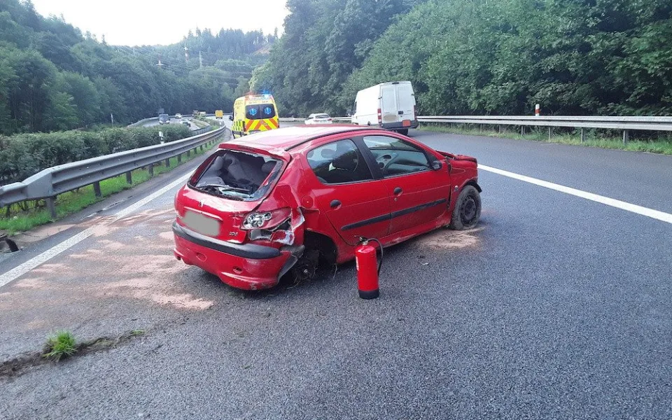U Hodkovic na silnici 35 havarovalo auto. Jeden člověk se zranil