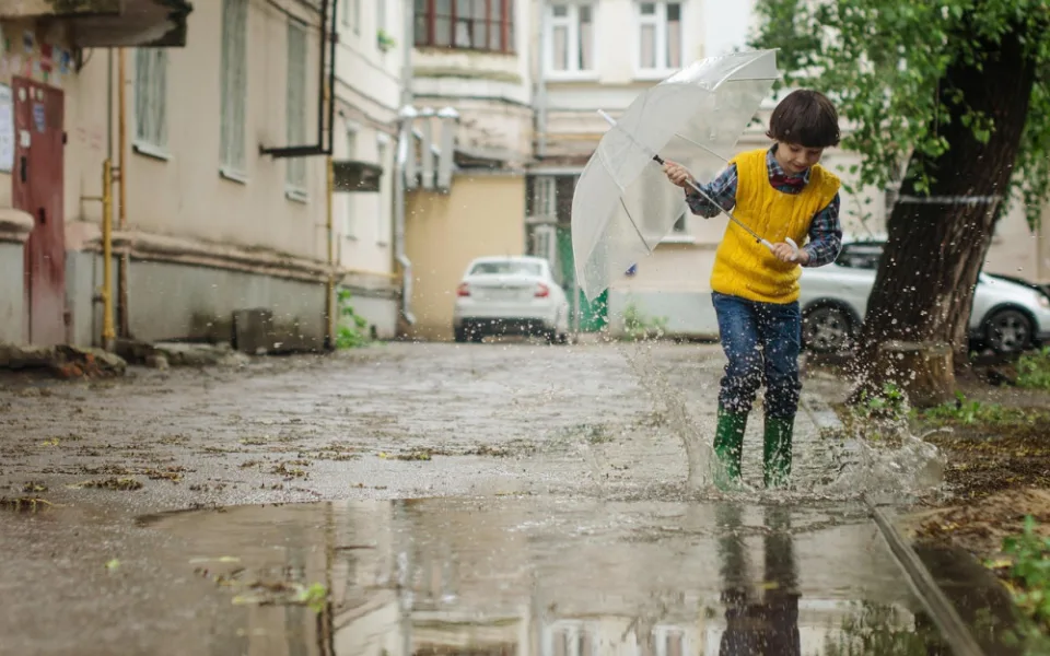 O víkendu klesnou teploty k 16 stupňům. Hodit se budou i deštníky