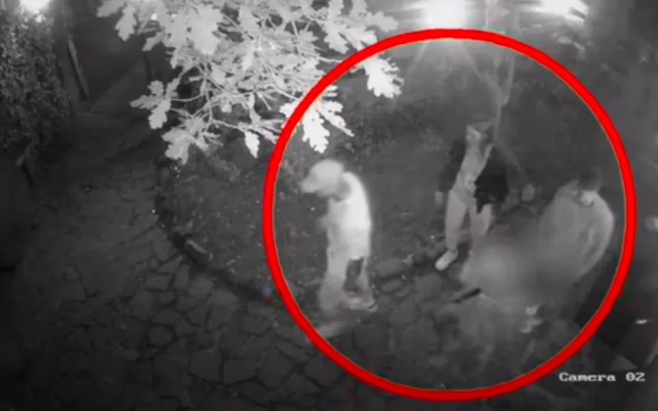 Napadení v Jablonci, mladík skončil v nemocnici. Policie hledá svědky z kamerového záznamu