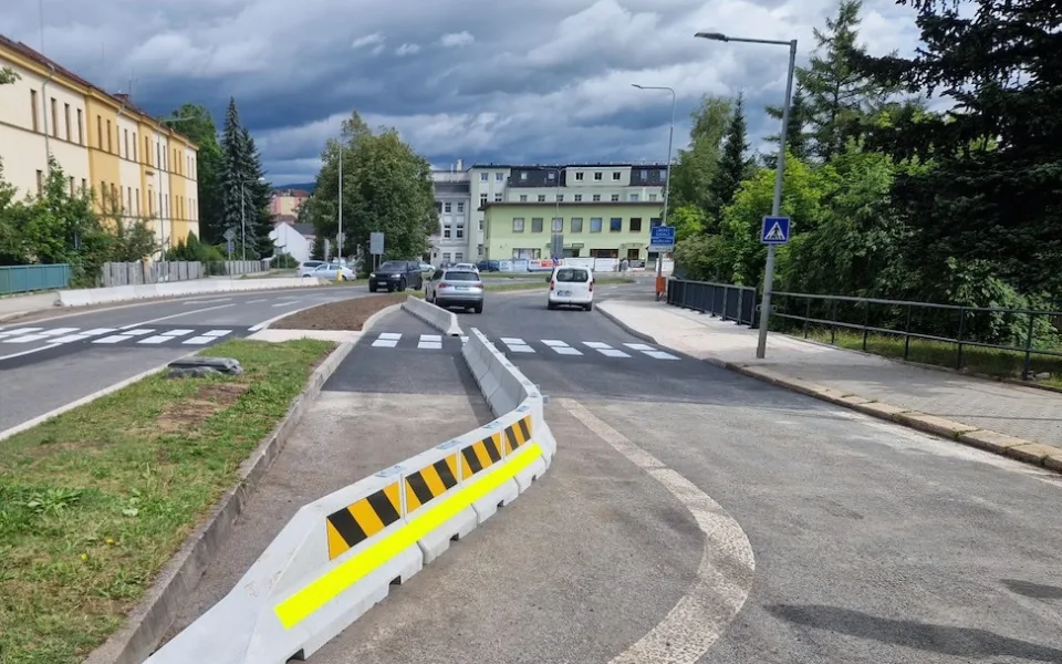 Rekonstruovaný most v Jablonci už je průjezdný. O dva týdny dříve