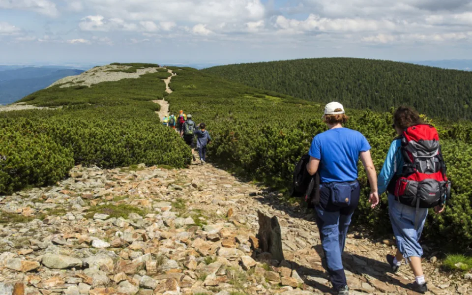 KRNAP doporučuje vyhnout se nejvytíženějším turistickým stezkám v Krkonoších