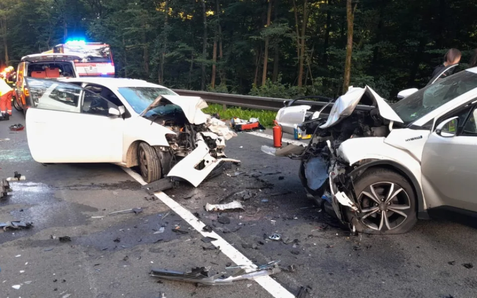 U Železného Brodu se čelně střetla dvě vozidla. Na místě zasahoval vrtulník