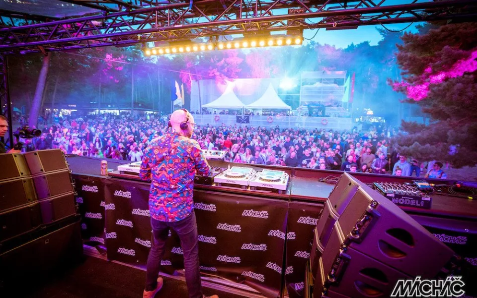 Na festivalu taneční hudby Mácháč v Doksech vystoupí 84 interpretů