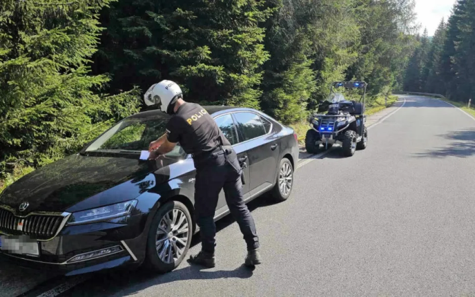 Motoristé parkují u vodní nádrže Souš mimo vyhrazená místa. Nebudeme to tolerovat, vzkazují policisté