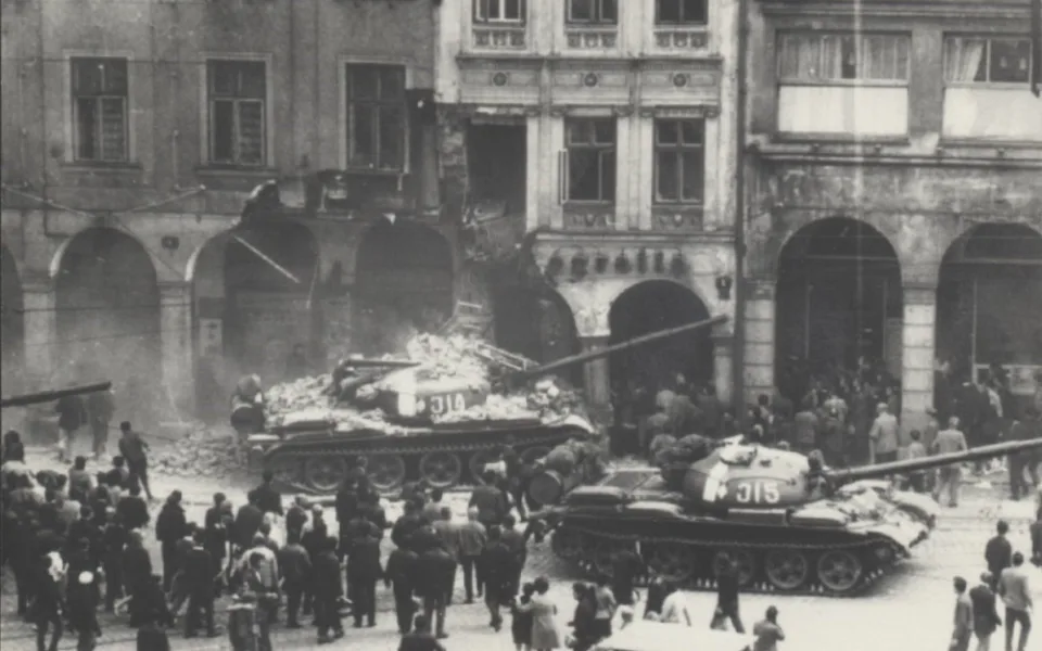 Tank, který zboural část podloubí 21. srpna 1968.