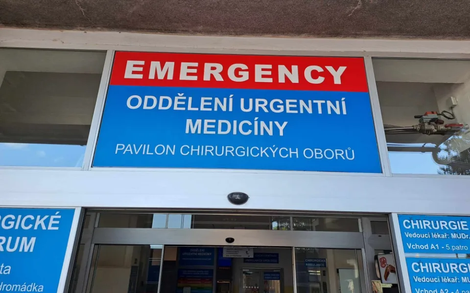 Opilci ničí urgent nemocnice a napadají záchranáře. Situace je čím dál horší