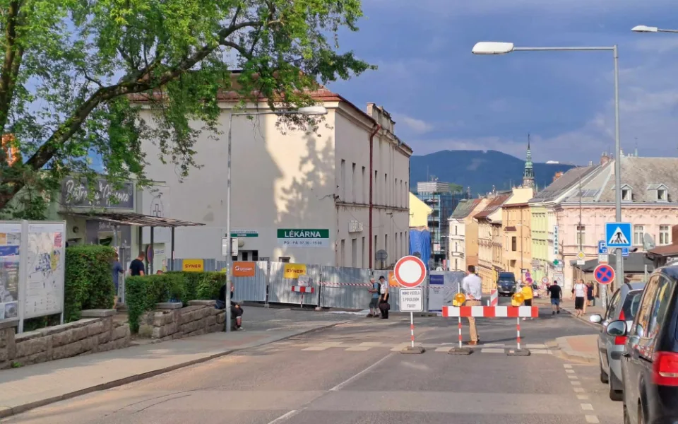 Uzavírka Husovy ulice se protáhne.