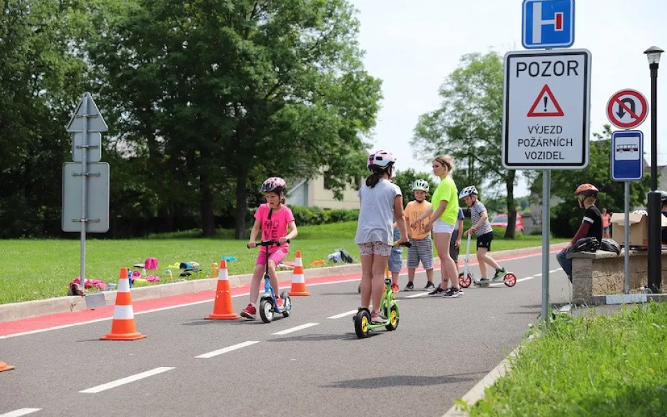 Děti se po prázdninách vracejí do škol. Rodiče by měli školáka na cestu připravit, motoristé zvýšit pozornost