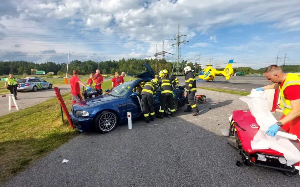 Na autodromu v Sosnové havarovalo auto, zraněného transportoval vrtulník