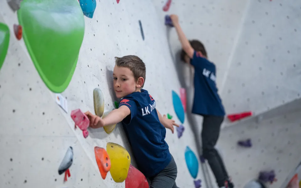 Lezení je přirozený pohyb. Klub LK Boulder láká děti na moderní sport