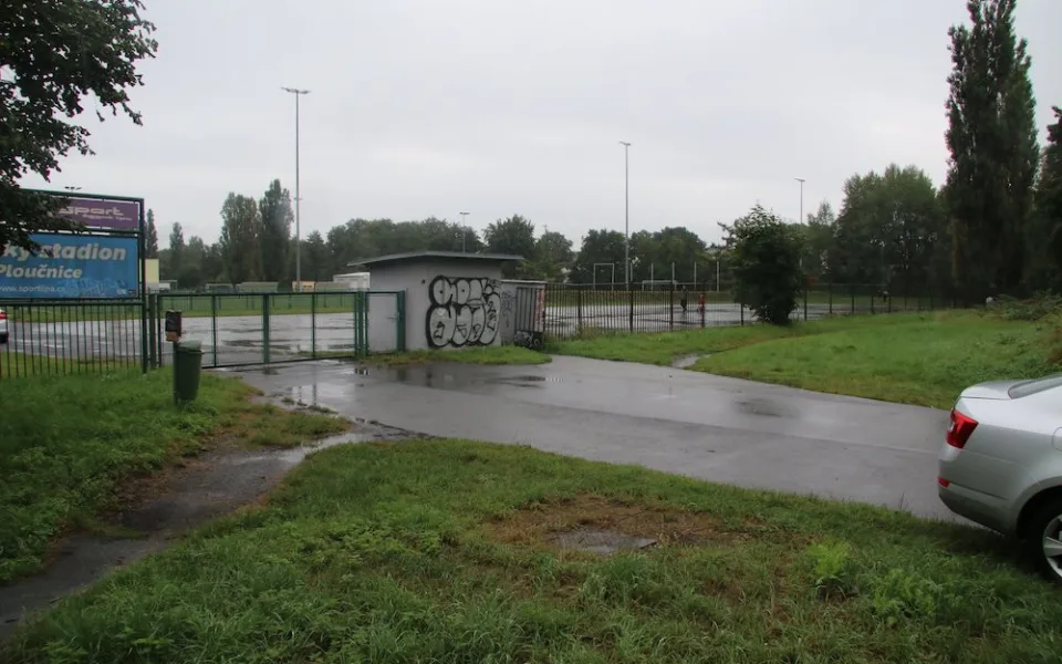 Dej mi deset korun, nebo tě zabiju, hrozil seniorovi. Nakonec mu ukradl kolo