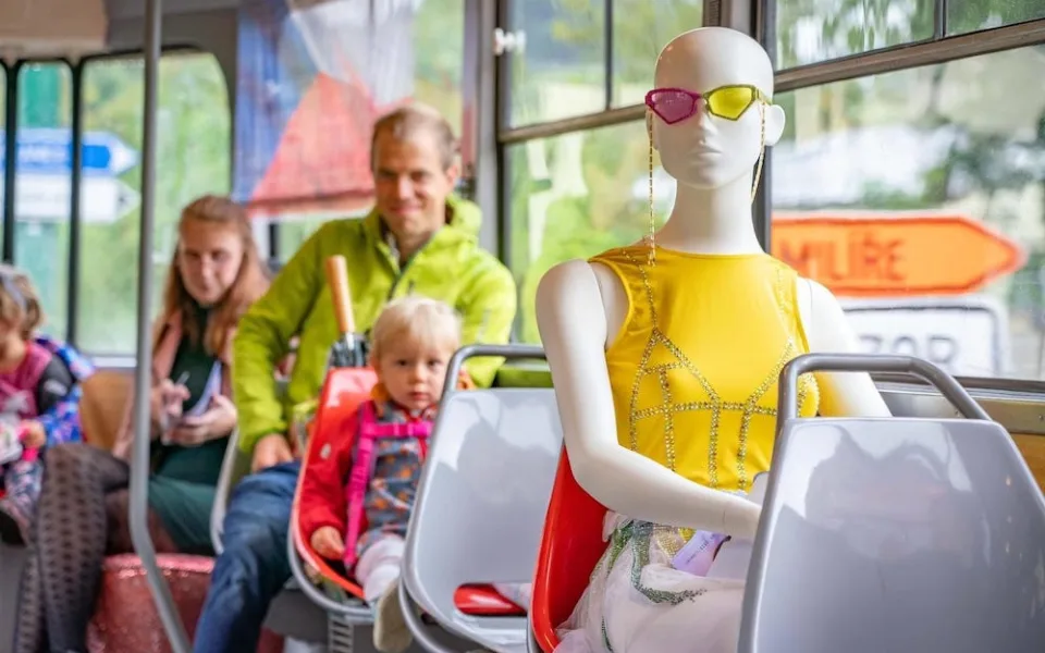 Sklo na náměstí, v tramvaji i botanické zahradě. V Liberci probíhá sklářský festival