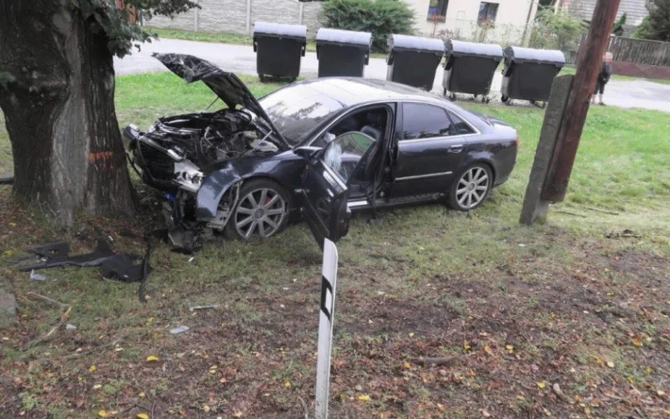 Řidič ve vysoké rychlosti nezvládl zatáčku. Auto rozbil o strom, skončil v nemocnici