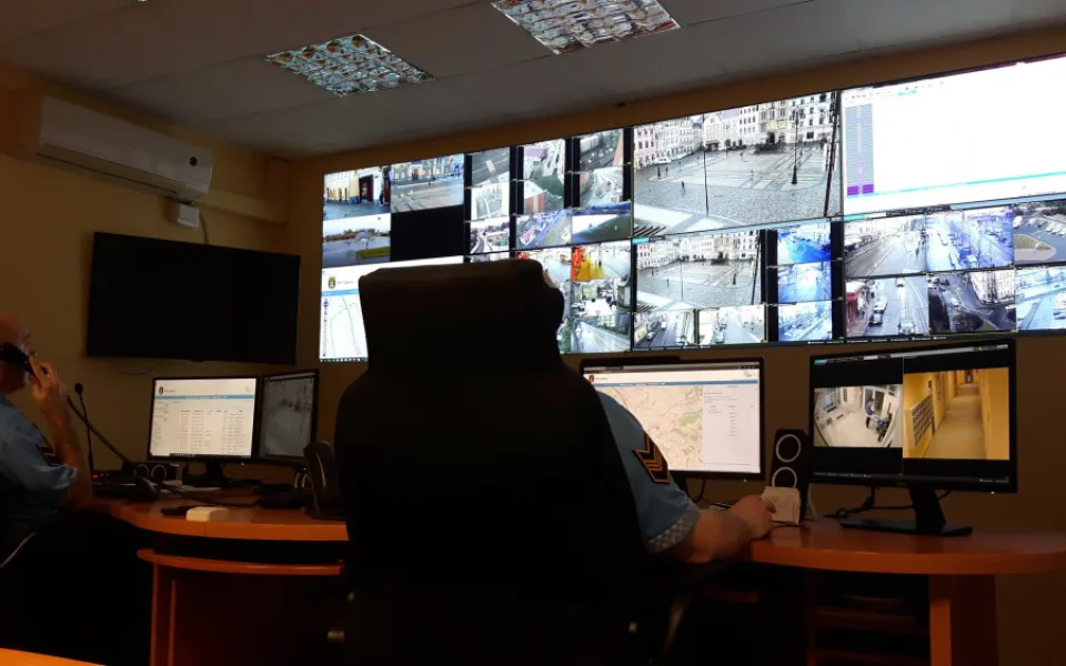 Muž na Fügnerce osahával dívky, obtěžoval už dřív. Zadrželi ho strážníci